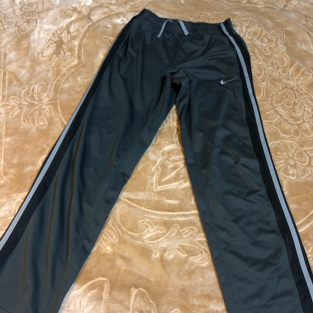 nike sweats with pockets